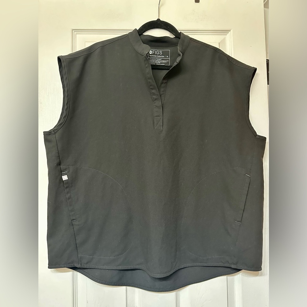 Figs
FIGS Technical Collection Rafaela oversized scrub top in Black size XL